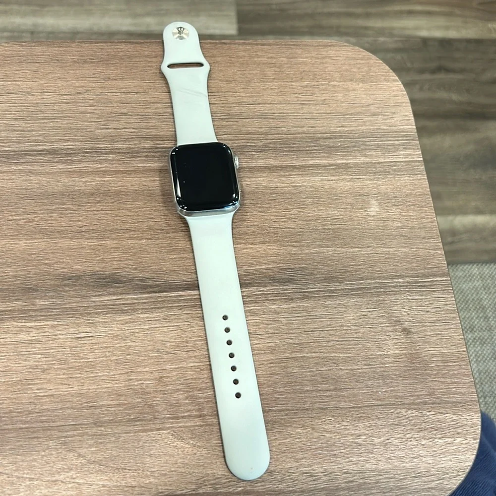 Apple Watch 5 - Picture 1 of 11